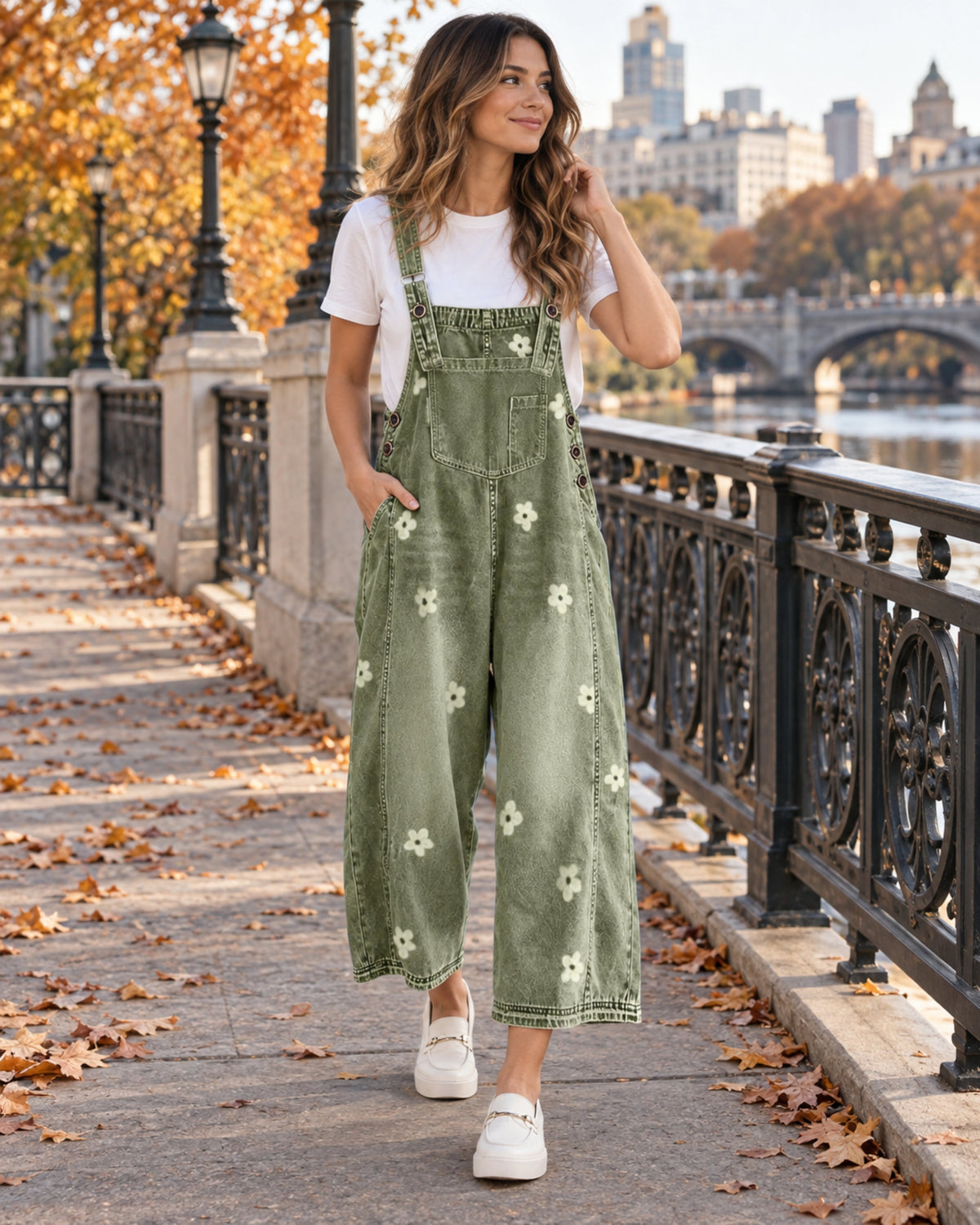 Elara Salopette en Jean Fleurie Femme – Coupe Large, Bretelles Réglables & Poches