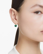 Briony Boucles d'Oreilles Femme – Pendantes Cristaux Verts Plaquées Or Motif V Élégant