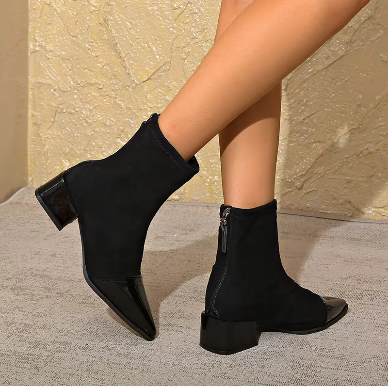 Vanessa Bottines Femme en Daim – Bottines Élégantes avec Détails Vernis et Talon Bloc Confortable