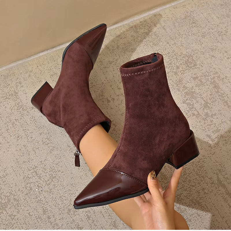 Vanessa Bottines Femme en Daim – Bottines Élégantes avec Détails Vernis et Talon Bloc Confortable