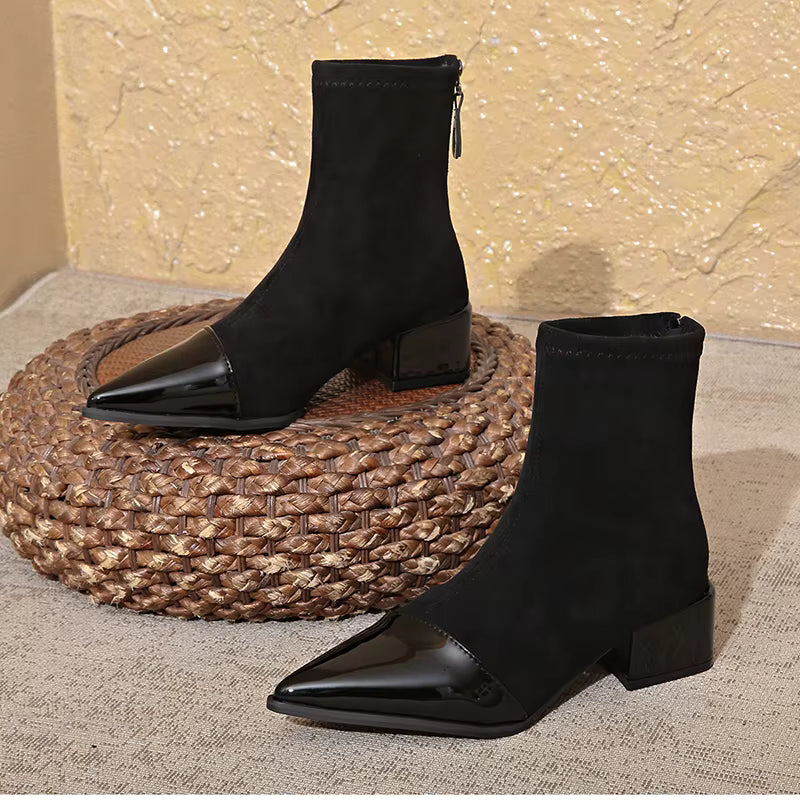Vanessa Bottines Femme en Daim – Bottines Élégantes avec Détails Vernis et Talon Bloc Confortable