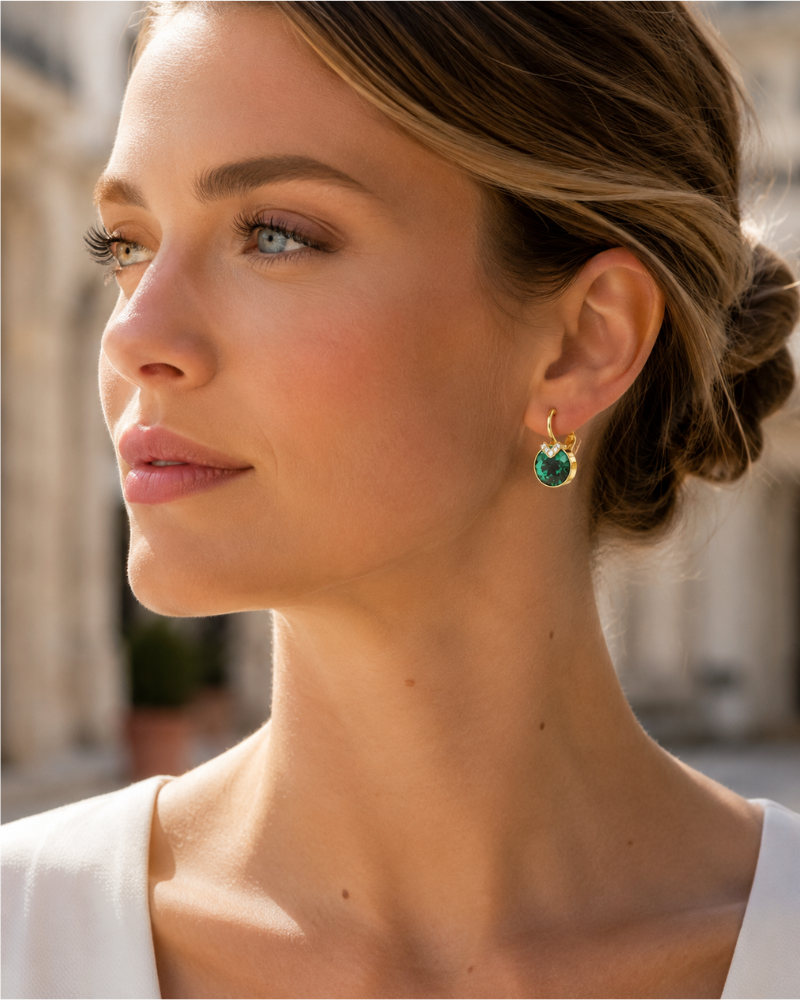 Briony Boucles d'Oreilles Femme – Pendantes Cristaux Verts Plaquées Or Motif V Élégant