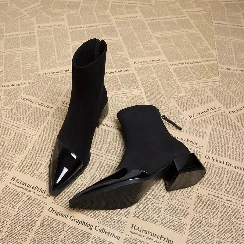 Vanessa Bottines Femme en Daim – Bottines Élégantes avec Détails Vernis et Talon Bloc Confortable