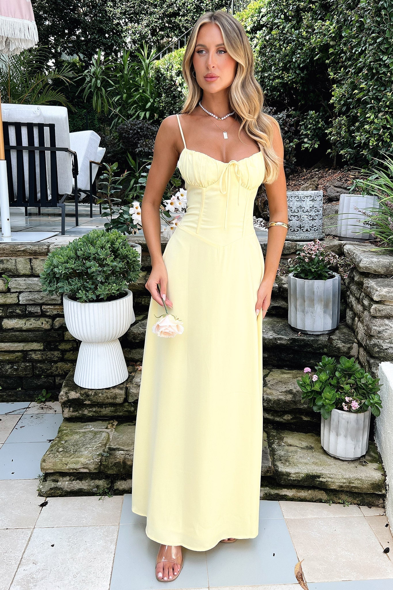 Zelina Robe Longue Femme – Robe Maxi Élégante en Dentelle avec Dos Noué et Coupe Évasée